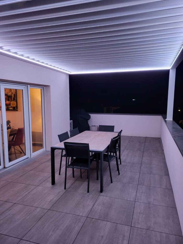Pergola bioclimatique — réalisation Green House Menuiseries à Meyreuil