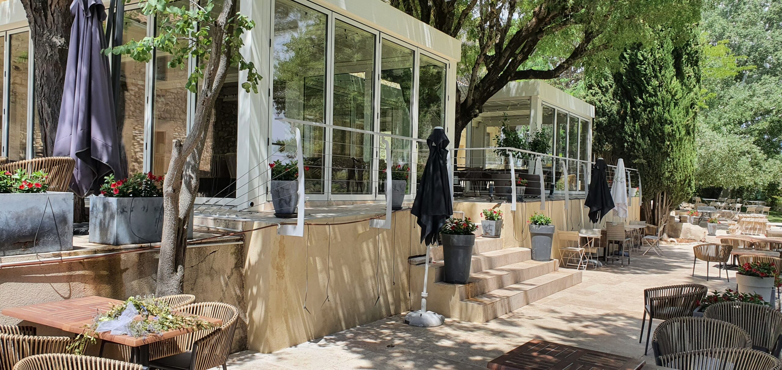 Véranda restaurant bastide — réalisation Green House Menuiseries à Venelles
