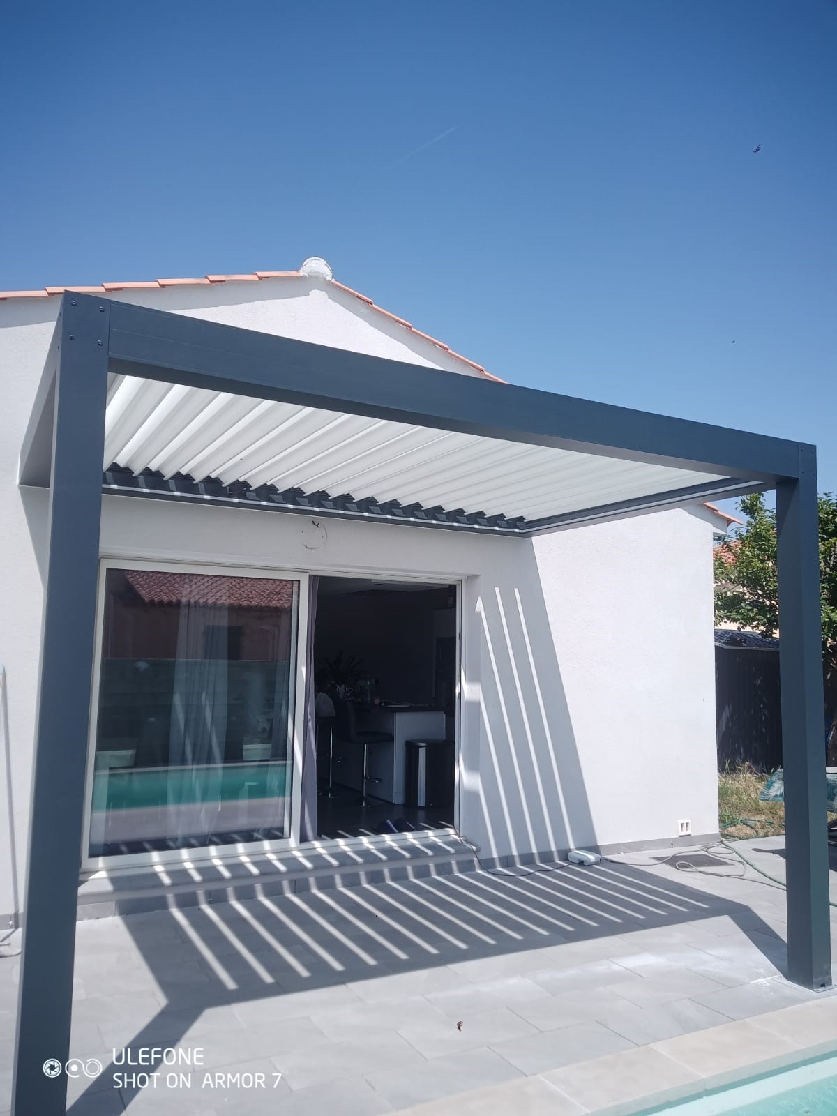 Pergola bioclimatique fermée