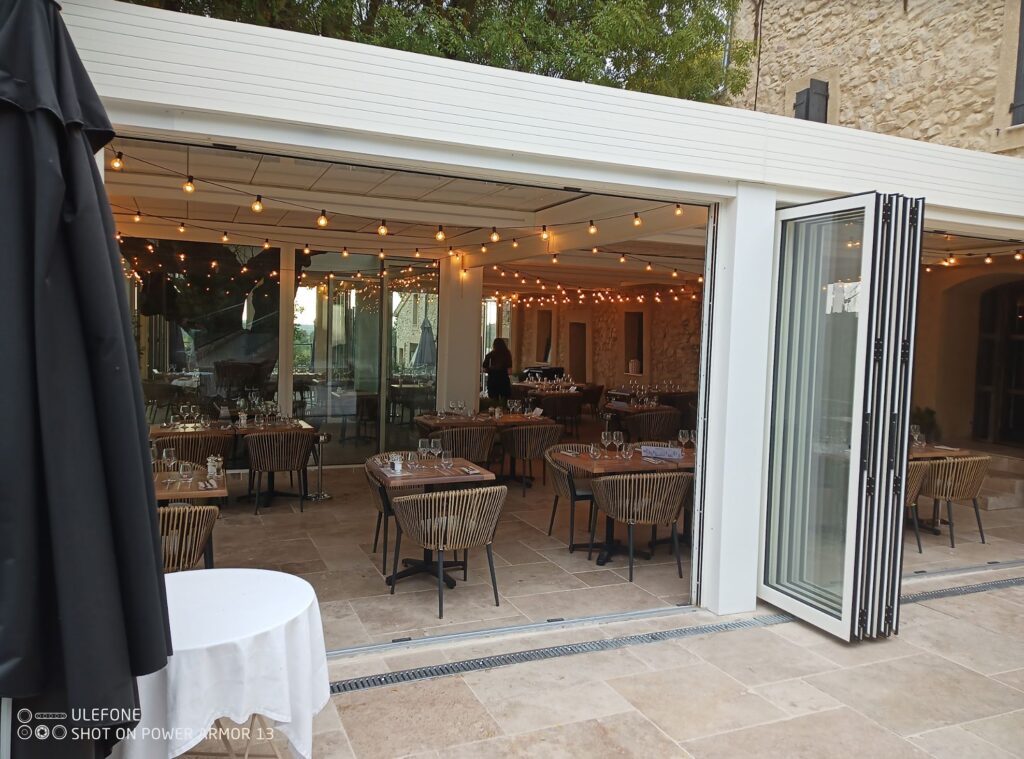 Véranda restaurant bastide — réalisation Green House Menuiseries à Venelles