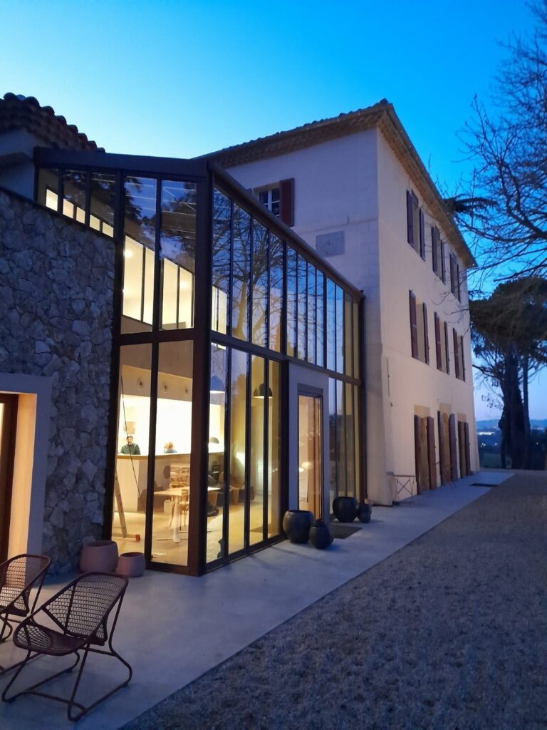 Installation d&rsquo;une véranda en acier à Aix-en-Provence : le chantier en images