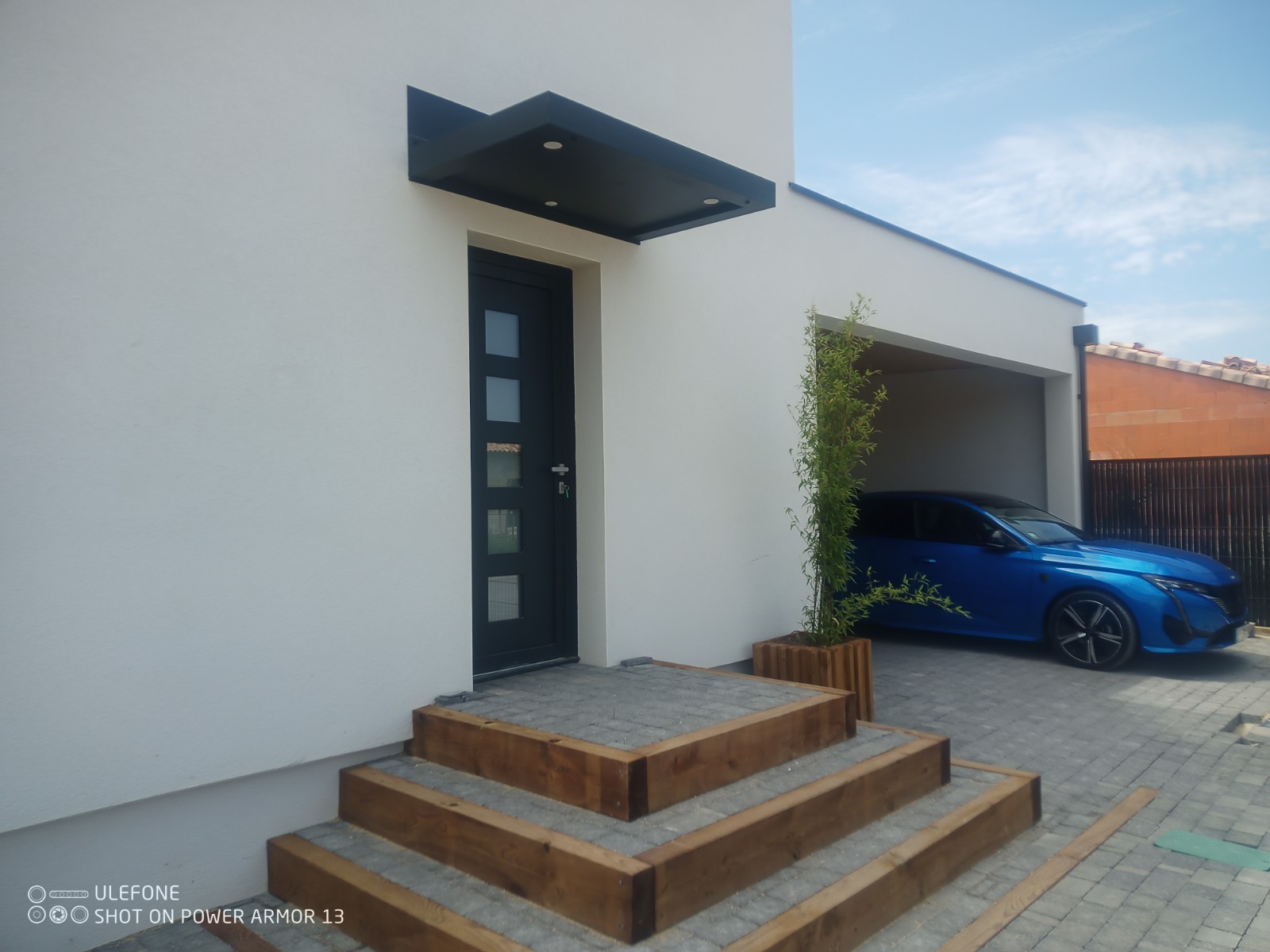 Porte d'entrée aluminium sur mesure sécurisée