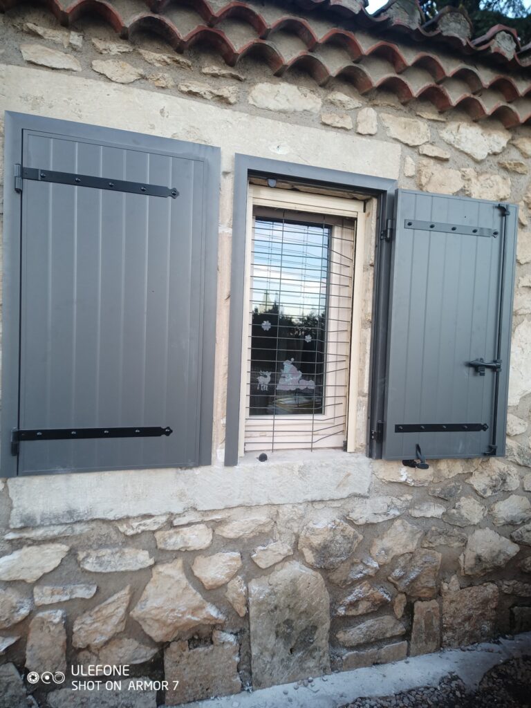 Volet en aluminium posé en rénovation par Green House Menuiseries dans les Bouches-du-Rhône